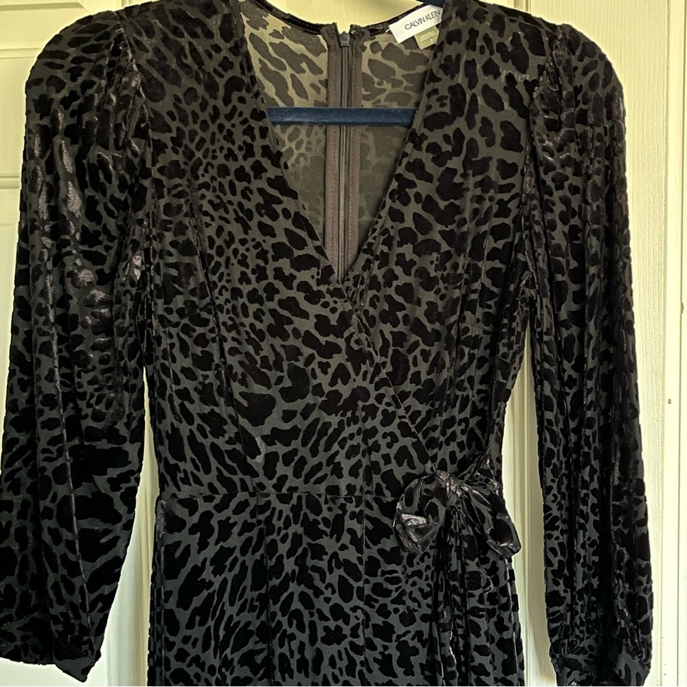 NWT CALVIN KLEIN - Black Velvet Leopard print Faux Wrap Flounce Dress sz 2 - Picture 11 of 15